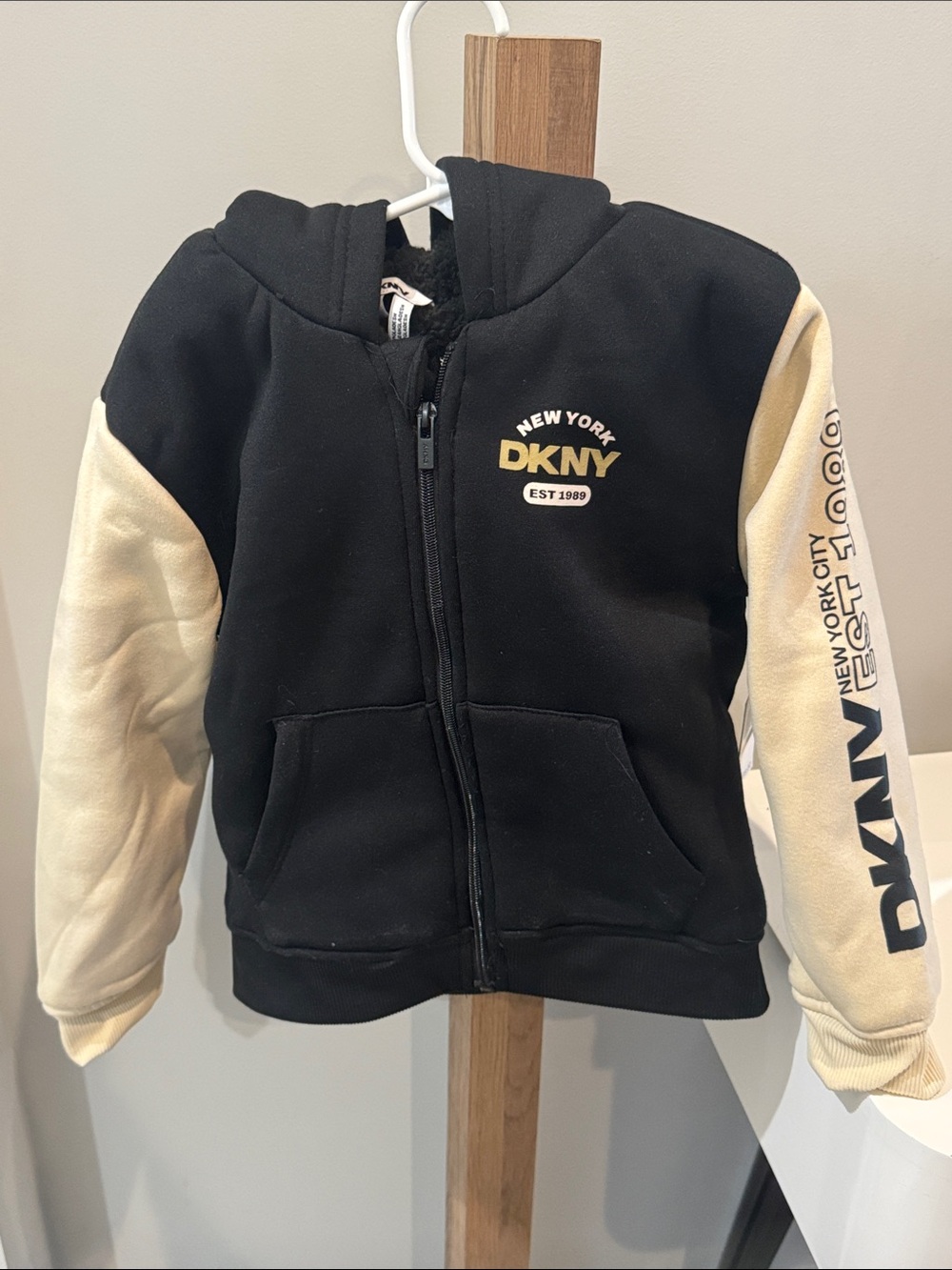🧸 BNWT BOYS DKNY ZIPPER FLEECE 🧸
